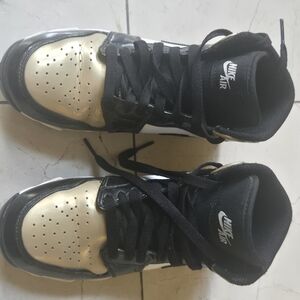 Nike Kids Shoes Black and Gold Baseball Cleats Size 3.